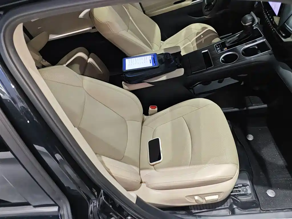 Toyota Granvia 2023 2.5L Hybrid VIP Edition фото 25