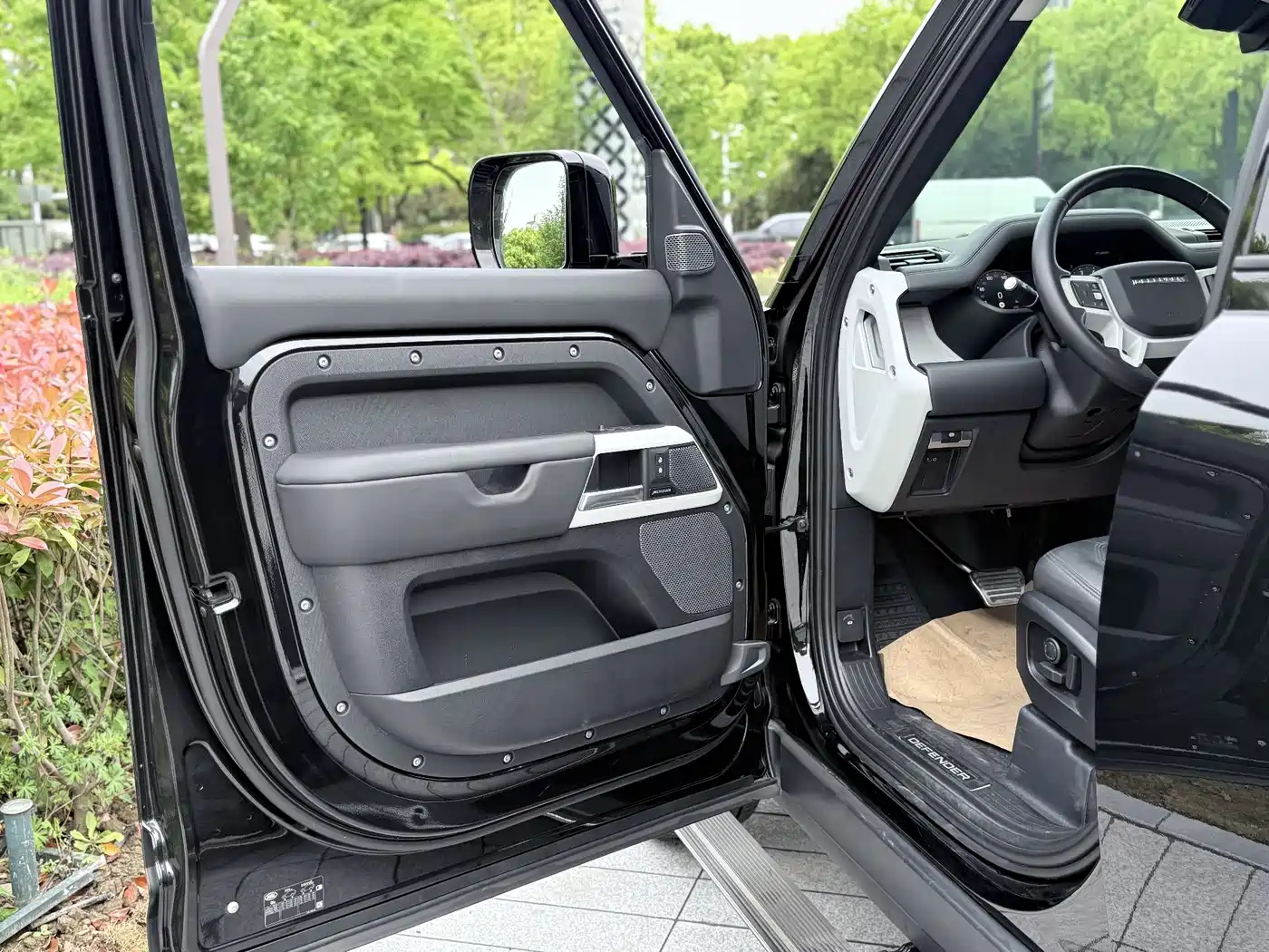 Land Rover Defender 2024 110 3.0T P400 XS фото 6