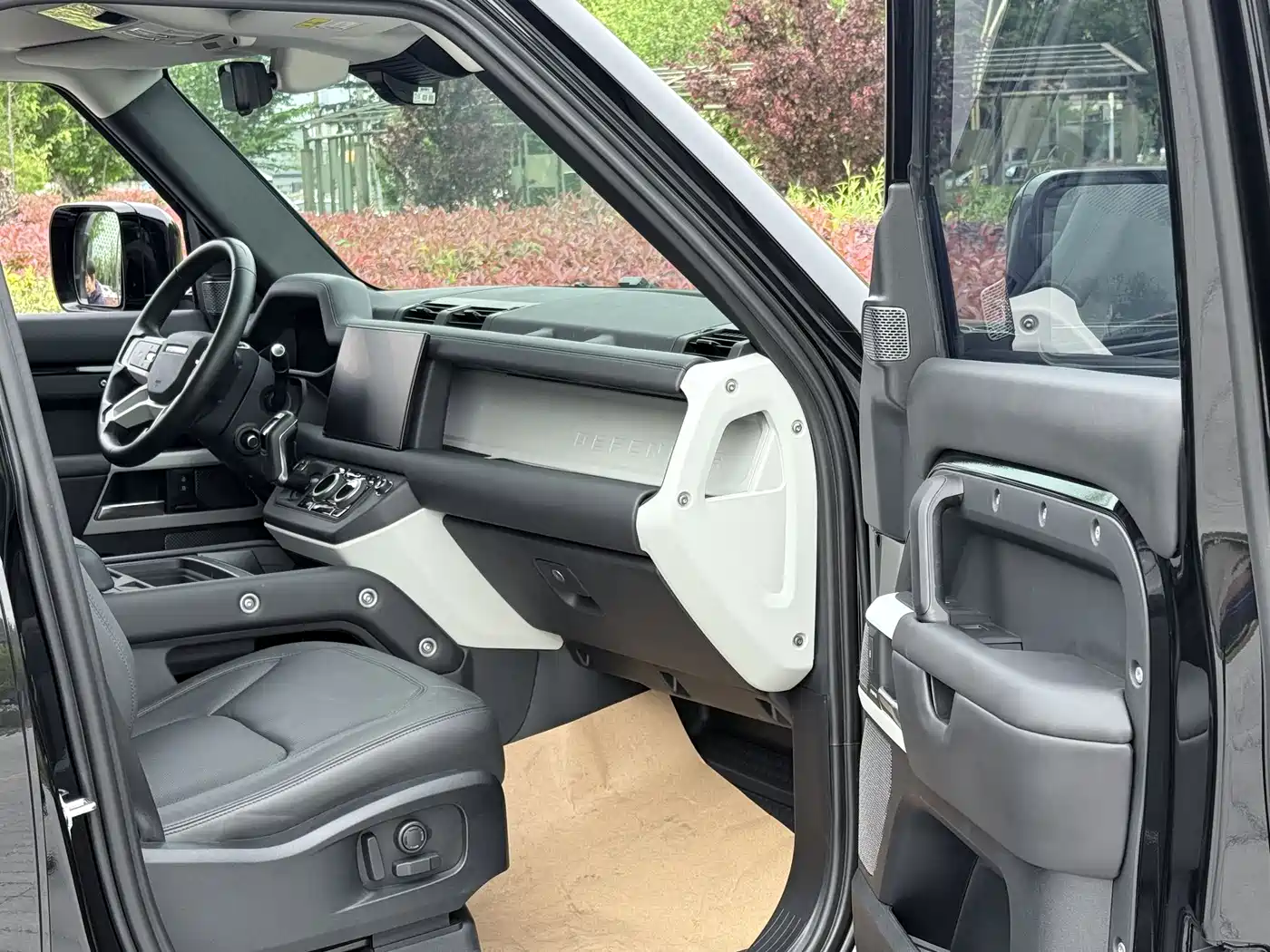Land Rover Defender 2024 110 3.0T P400 XS фото 18