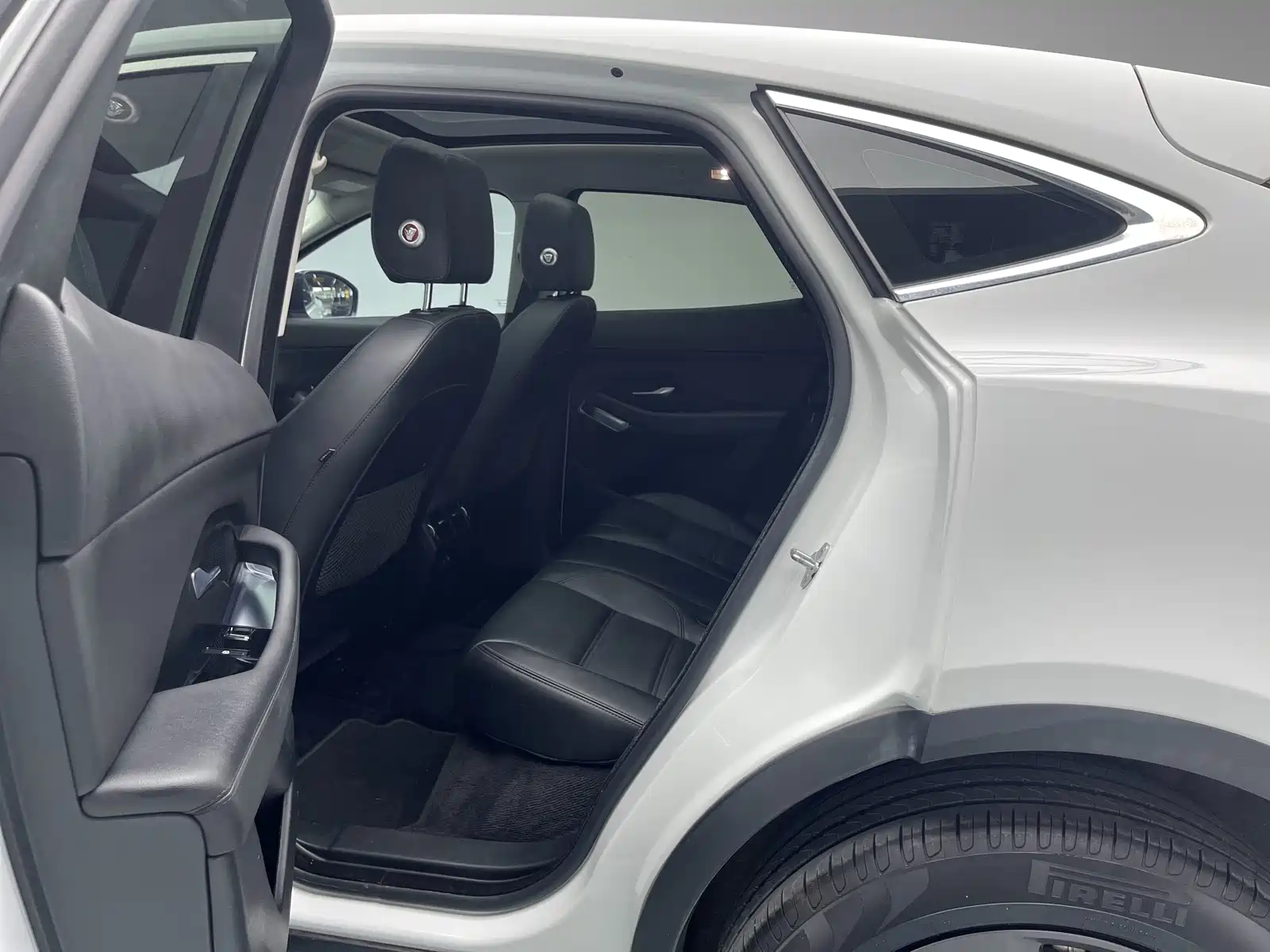 Фото 10 - Jaguar E-PACE
