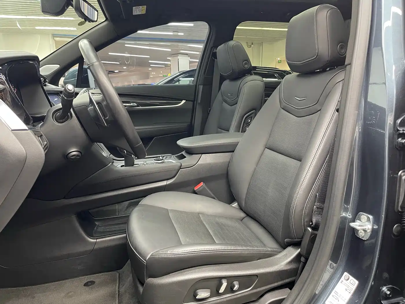 CADILLAC XT6