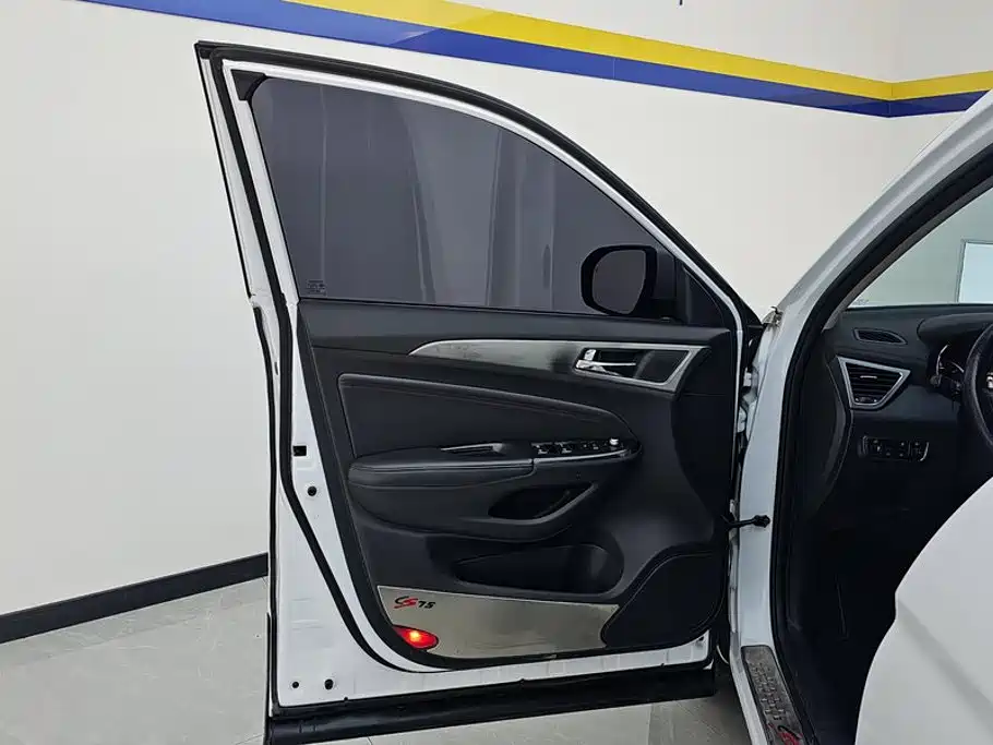 Photo 7 - Changan CS75