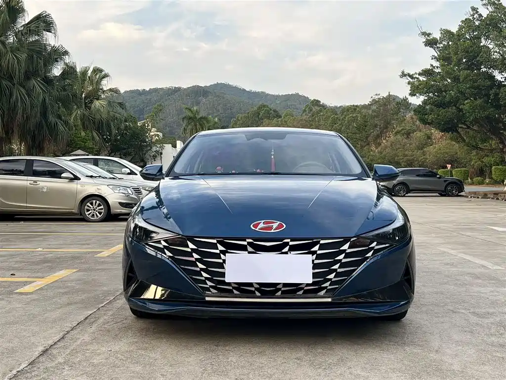 Hyundai Elantra 2021 1.5L CVT LUX Premium Edition фото 2