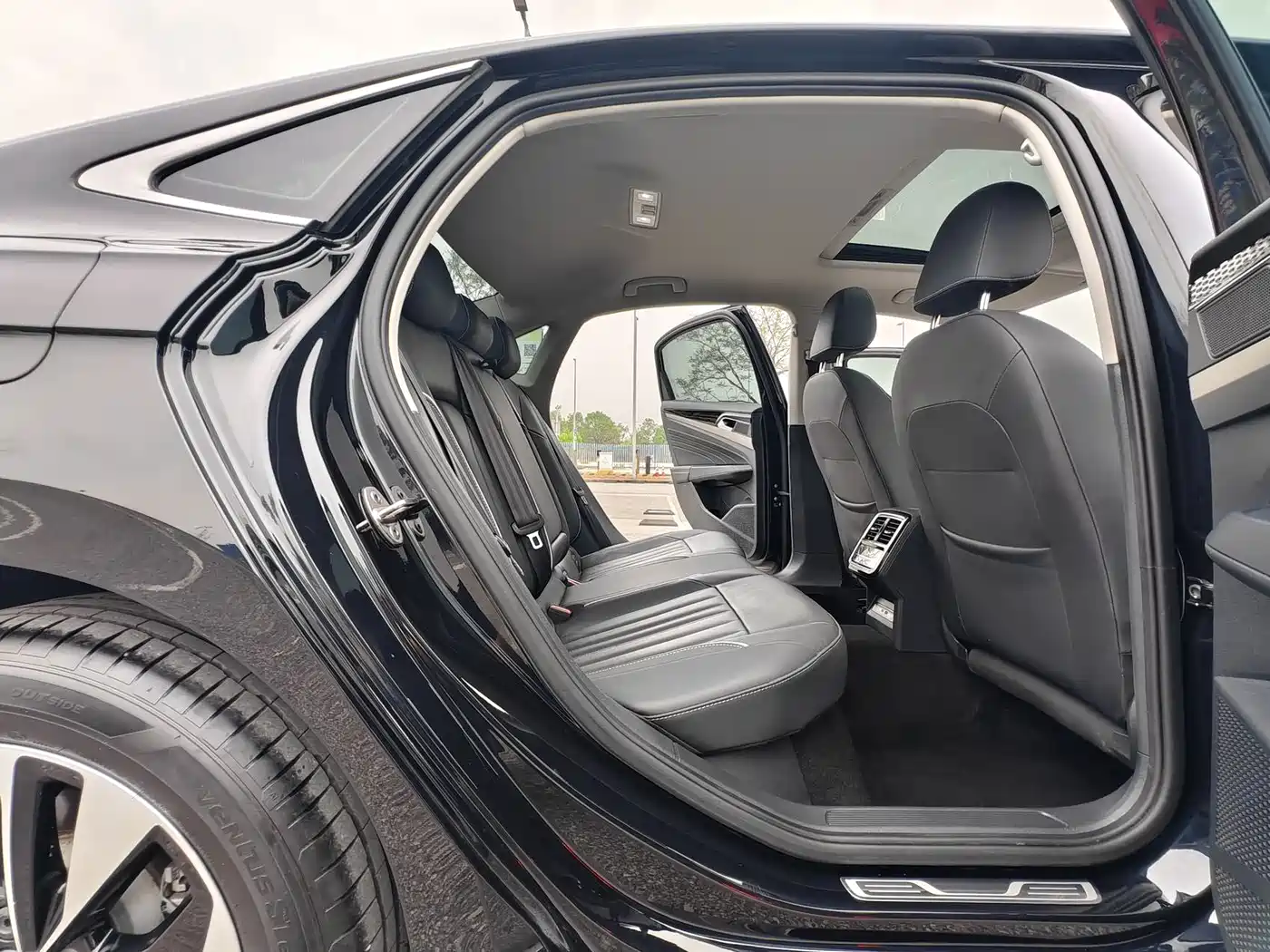 Volkswagen Passat 2023 280TSI Elite Edition фото 7
