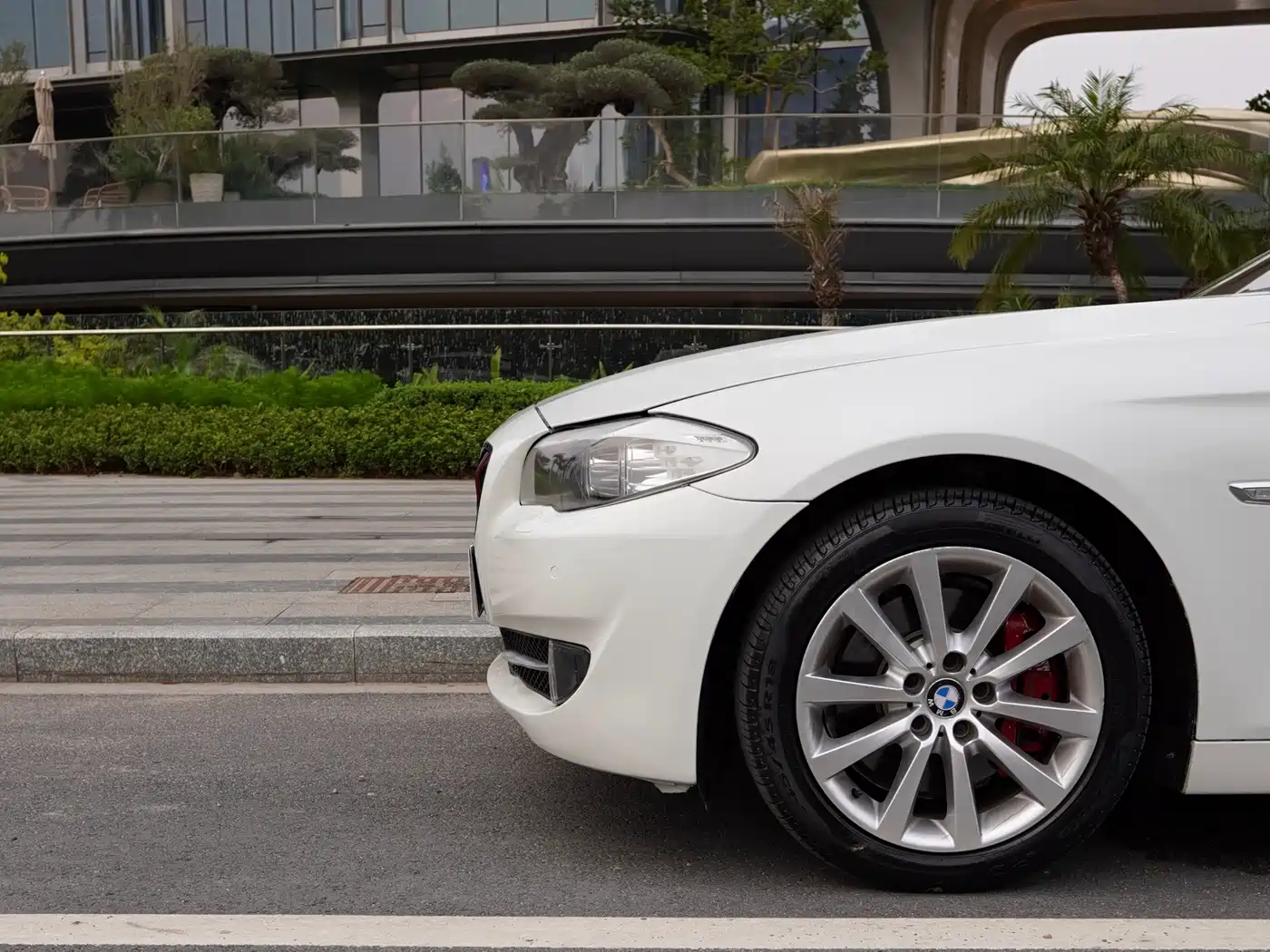 BMW 5 Series 2011 535Li Leading фото 16