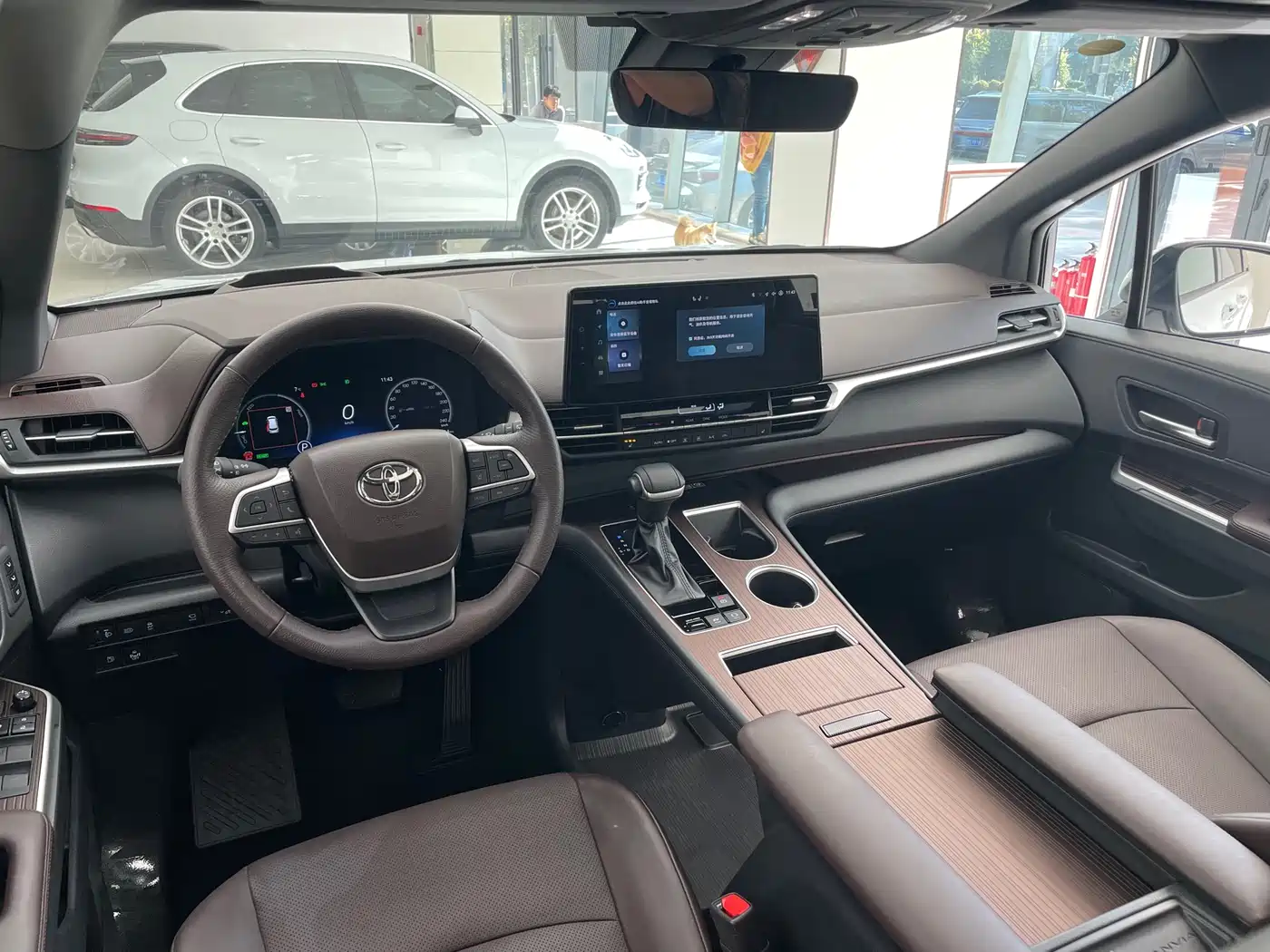 Toyota Granvia 2024 2.5L Hybrid Premium PLUS 4WD Edition фото 23