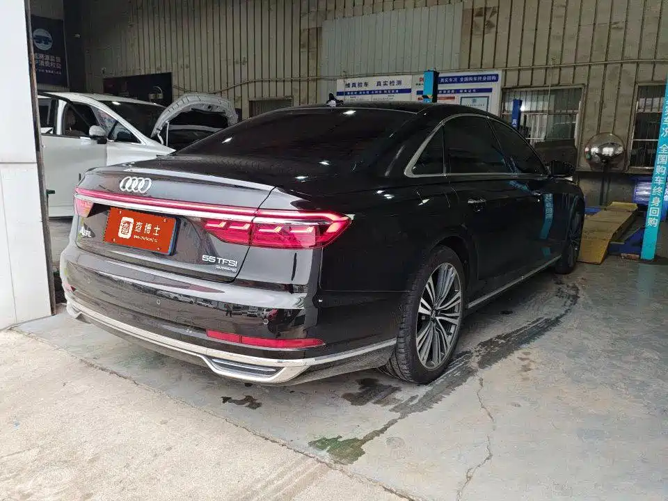 Photo 9 - Audi A8