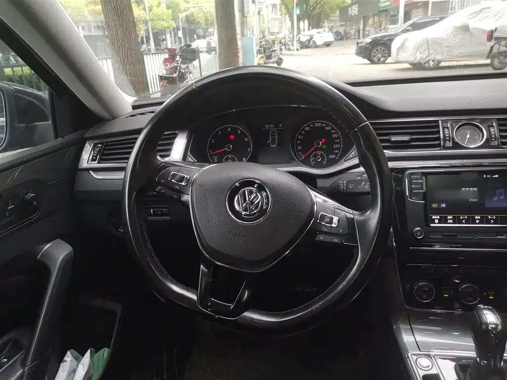 Volkswagen Passat 2017 330TSI DSG Prestige фото 3