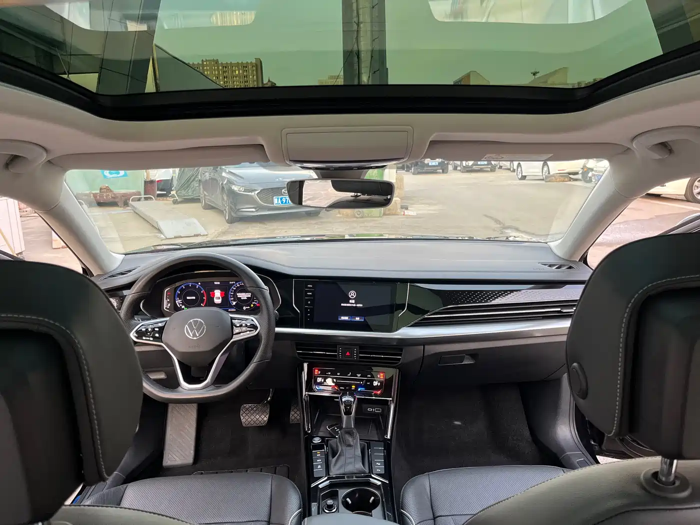 Volkswagen Passat 2022 330TSI Starlight Luxury Edition фото 13