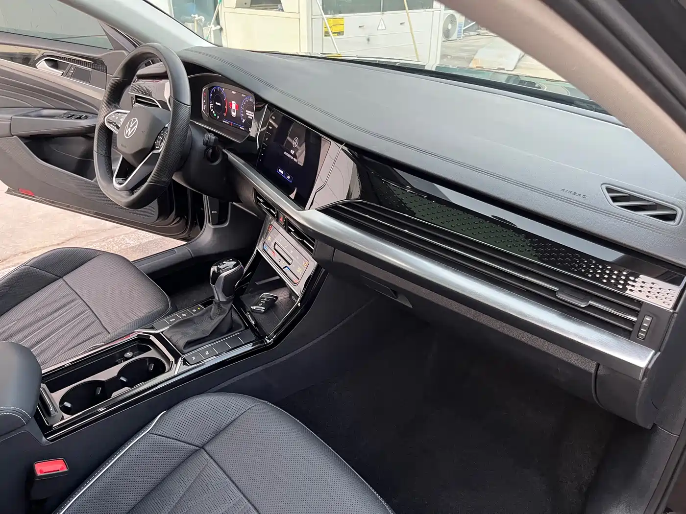 Volkswagen Passat 2022 330TSI Starlight Luxury Edition фото 16