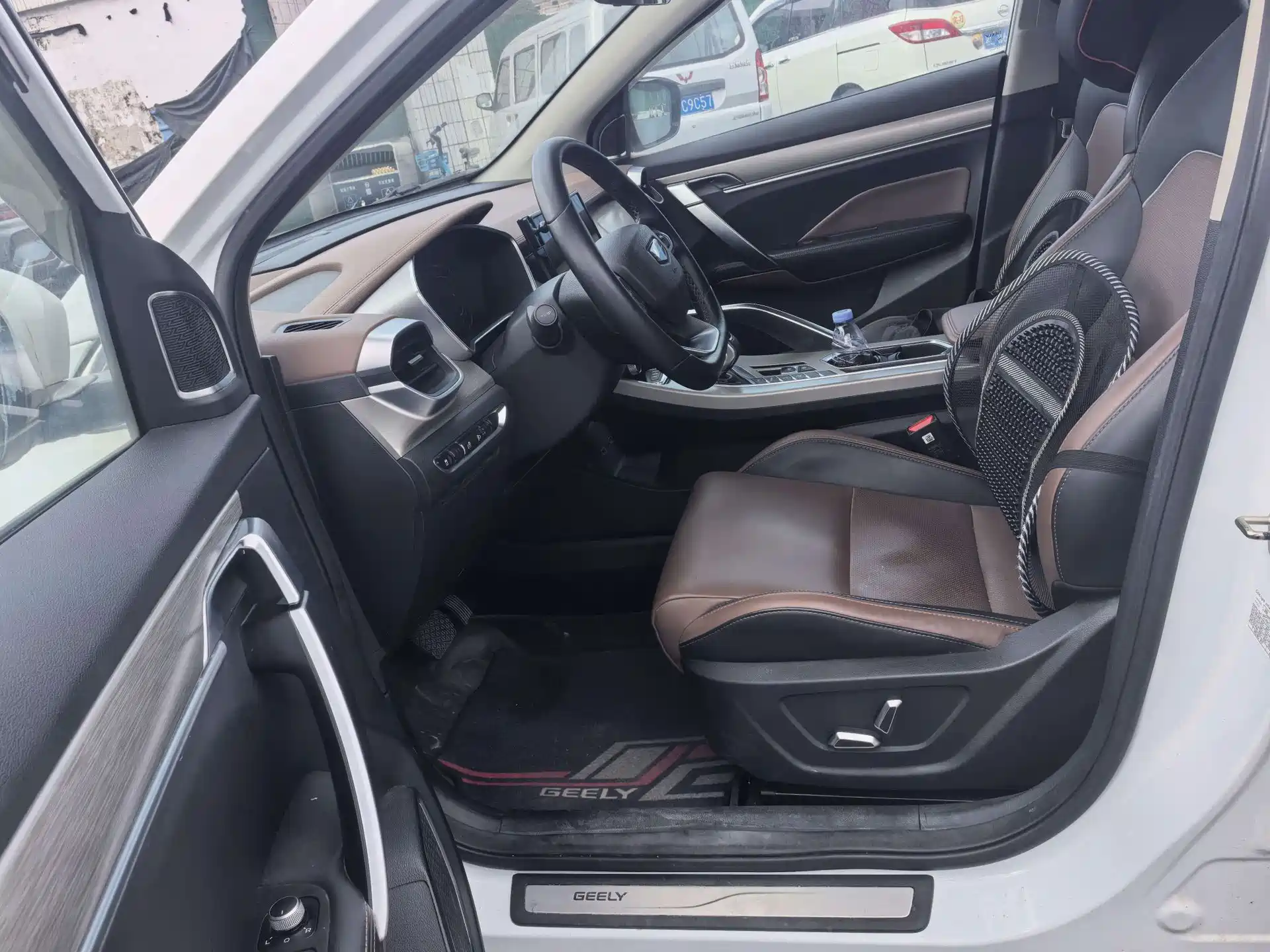 Фото 4 - Geely Coolray