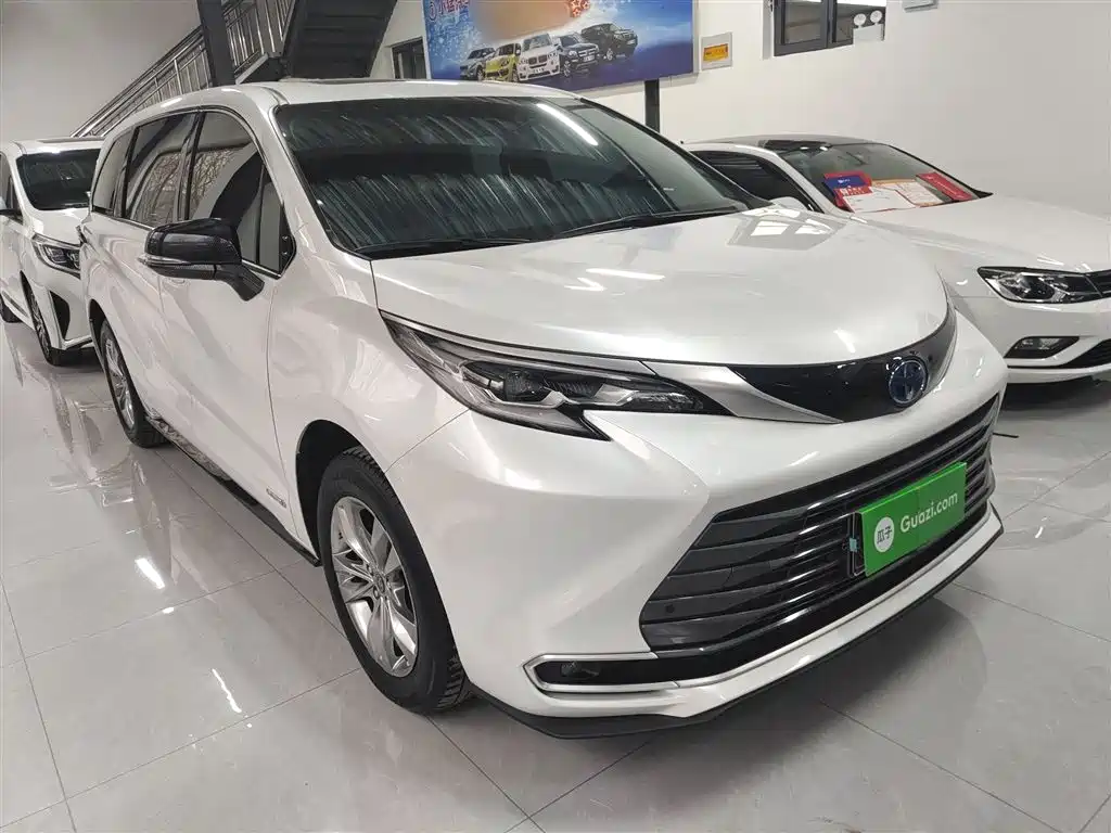 Toyota Sienna 2023 2.5L Hybrid Luxury Edition фото 4