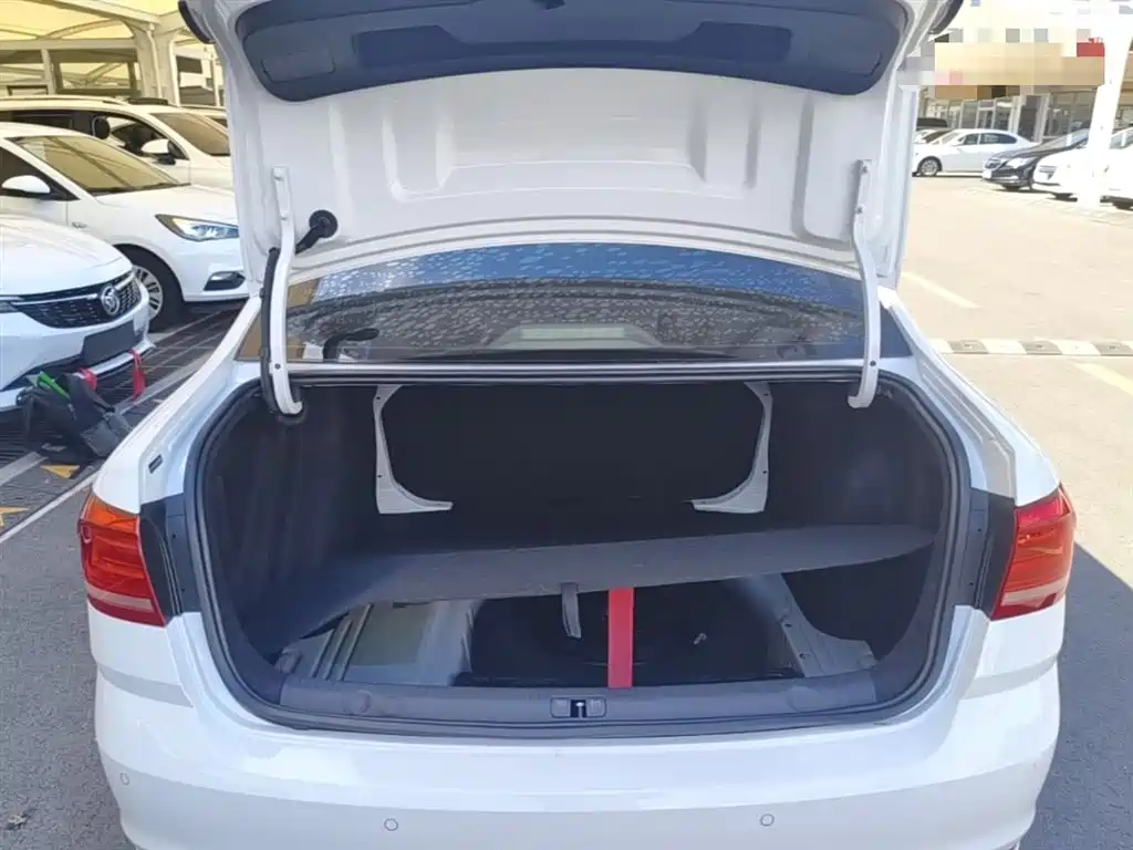 Volkswagen Lavida 2015 1.6L Manual Trend Edition фото 19