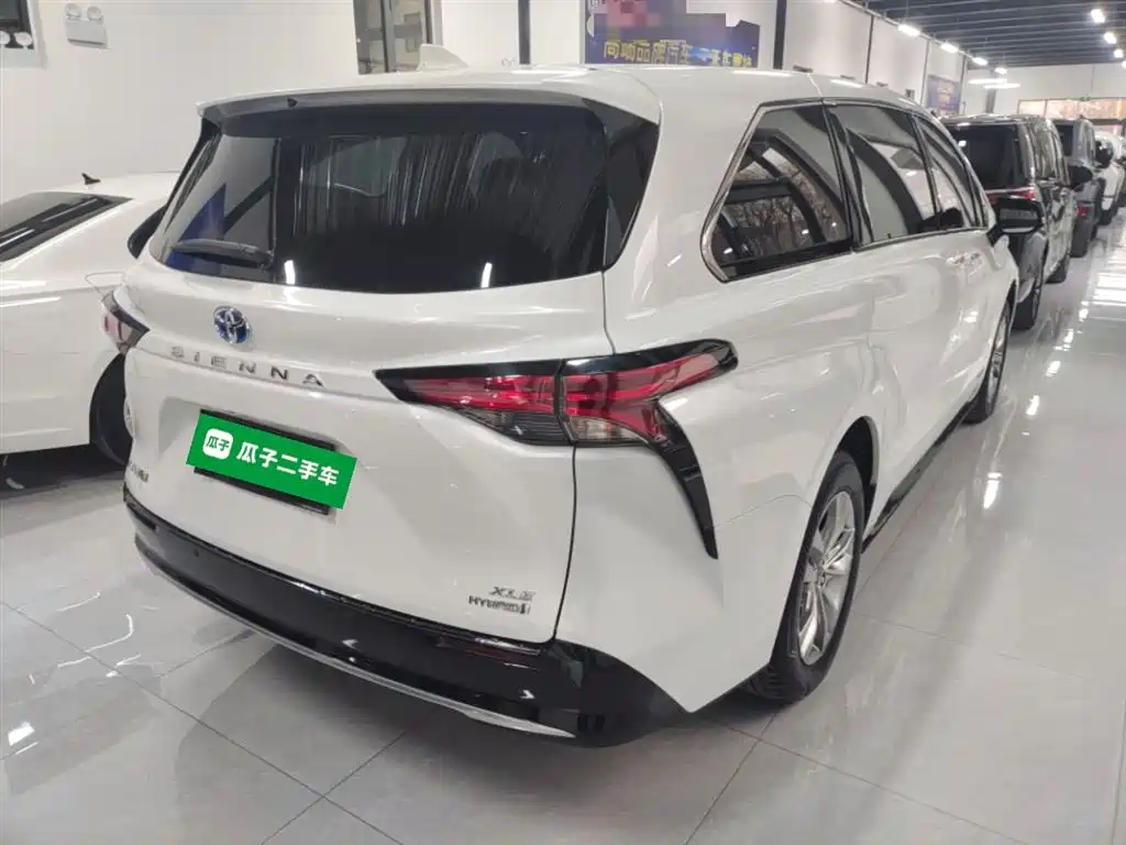 Toyota Sienna 2023 2.5L Hybrid Luxury Edition фото 7