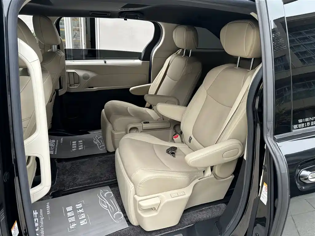 Toyota Sienna 2021 2.5L Hybrid Premium Edition фото 16