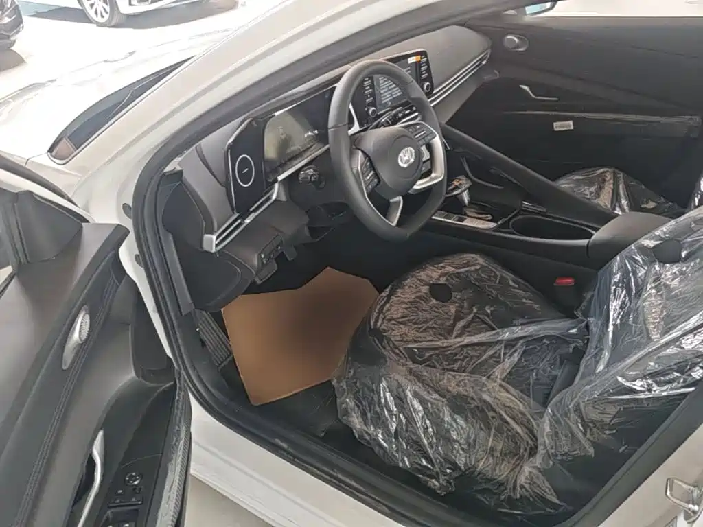 Photo 16 - Hyundai Elantra