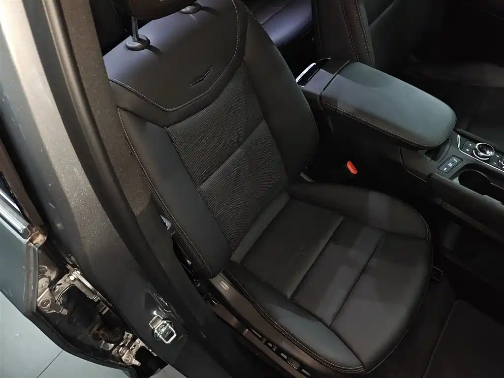 CADILLAC XT6