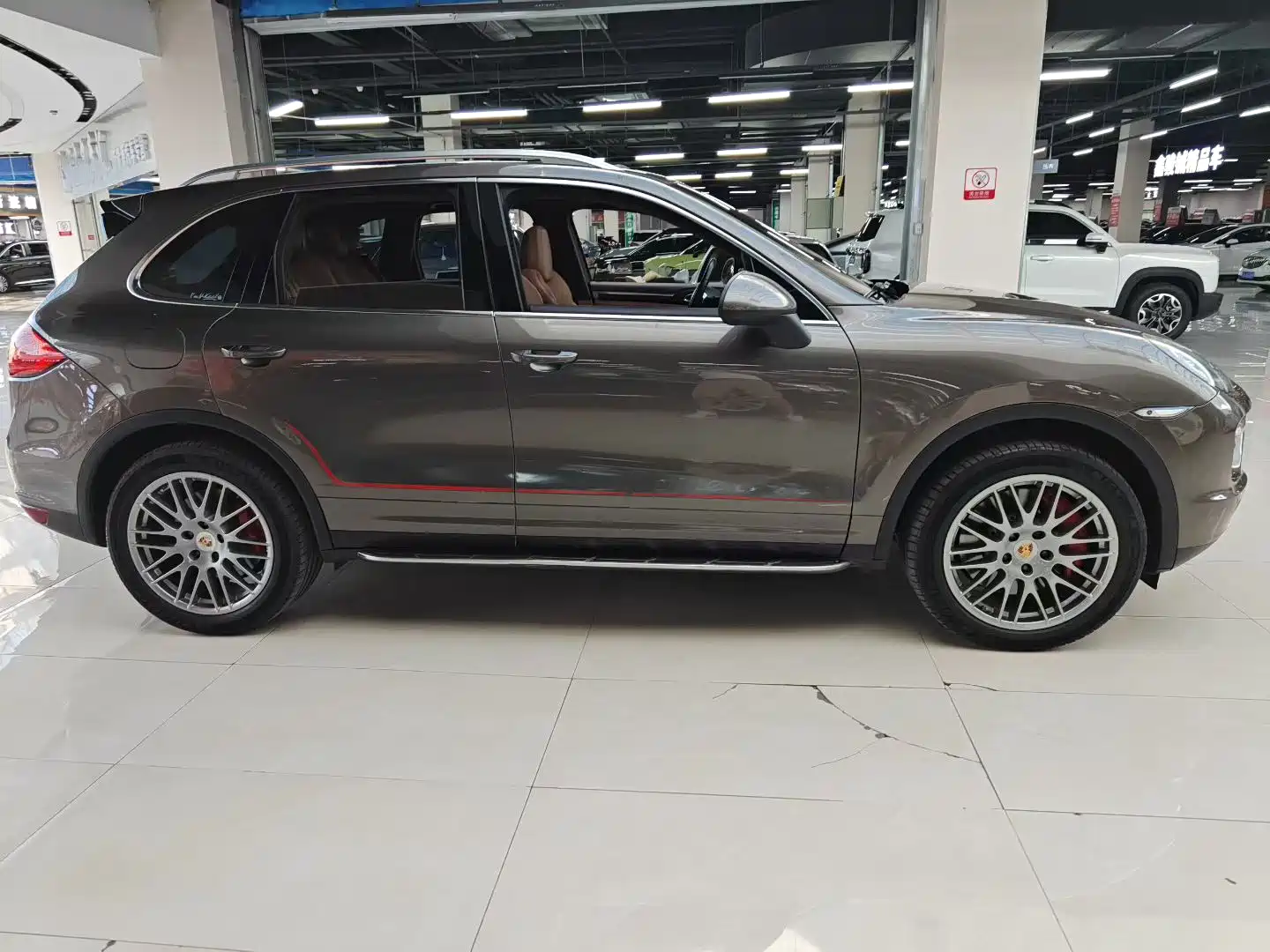 Photo 3 - Porsche Cayenne