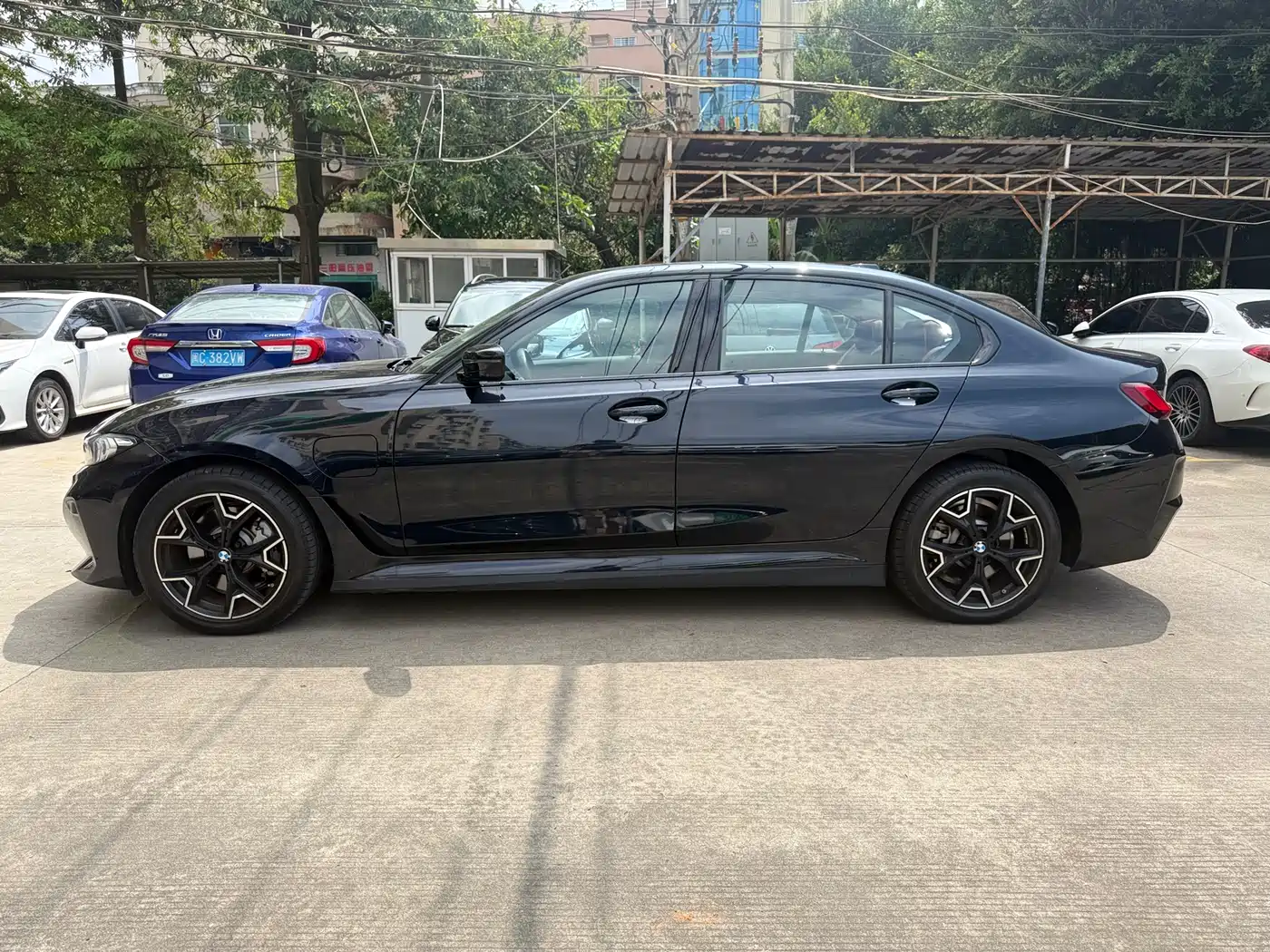 BMW i3 2025 eDrive 40 L Shadow Night Sport Package фото 3