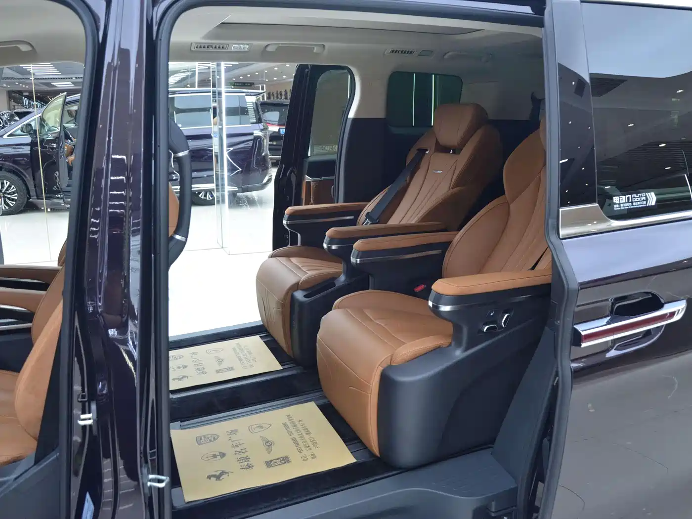 Hongqi HQ9 PHEV 2024 Model 2.0T AWD Business Edition фото 14