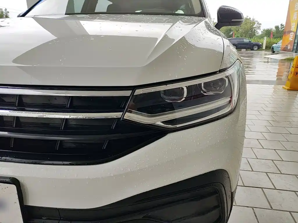Фото 24 - Volkswagen Tiguan L