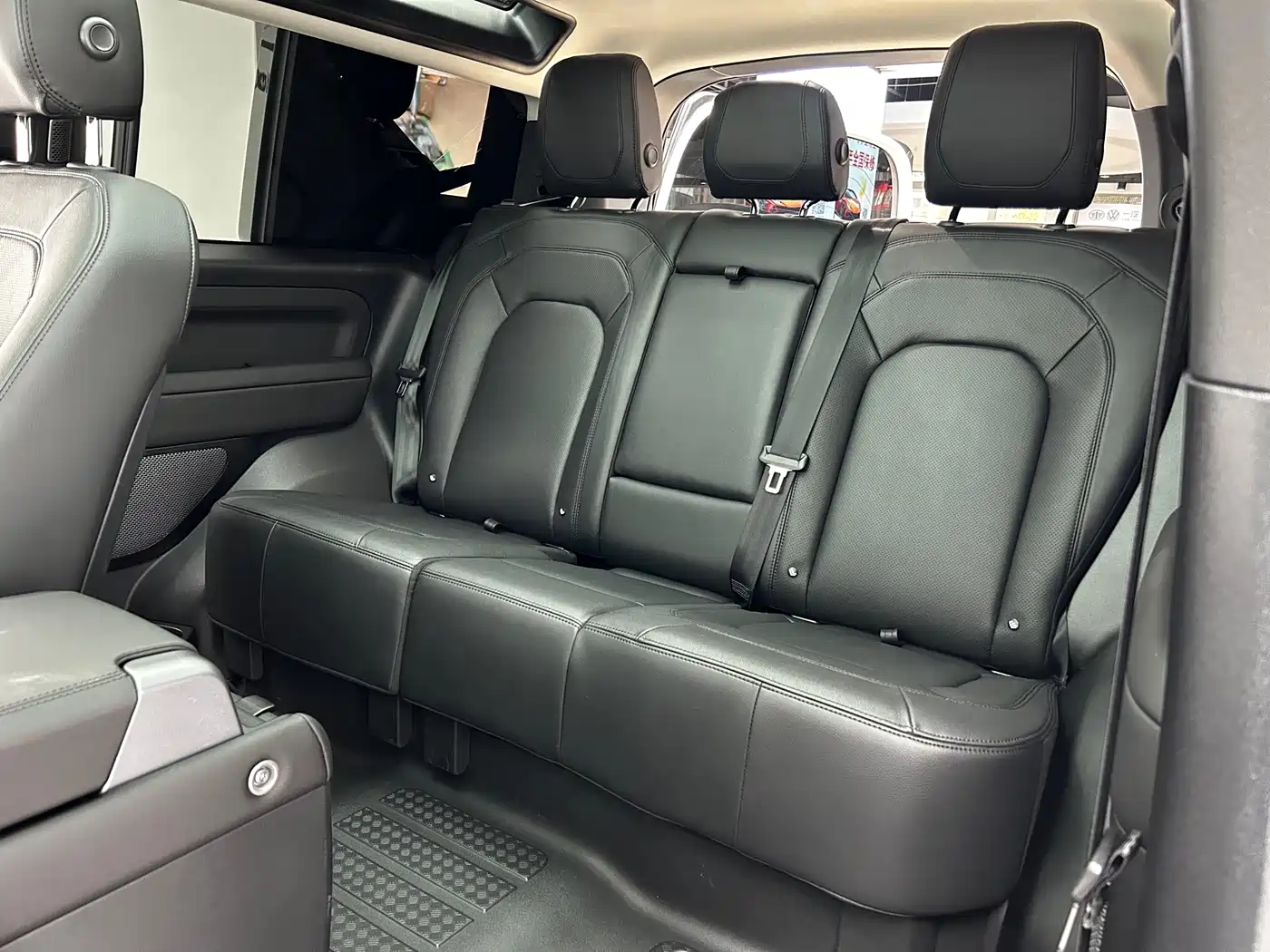 Land Rover Defender 2024 90 2.0T P300 S фото 13