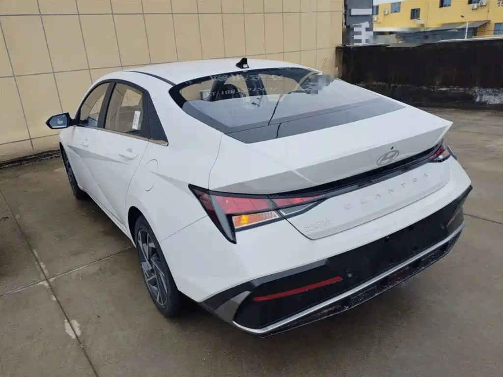 Hyundai Elantra 2023 1.5L CVT GLX Elite Edition фото 24