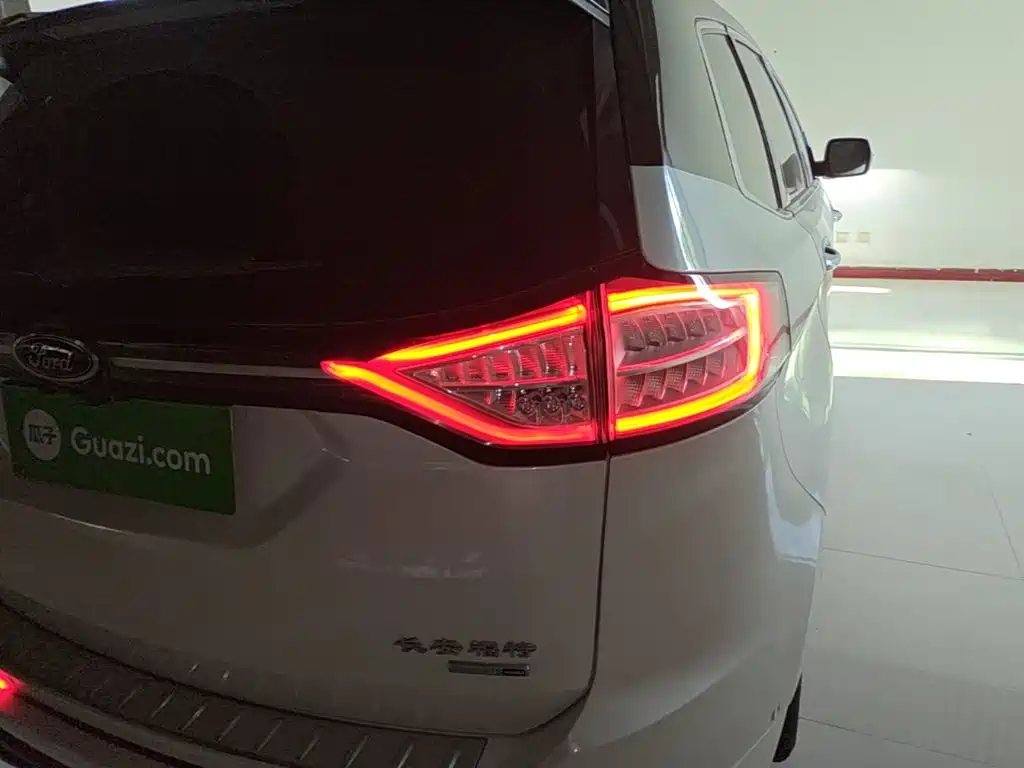 Photo 8 - Ford Edge
