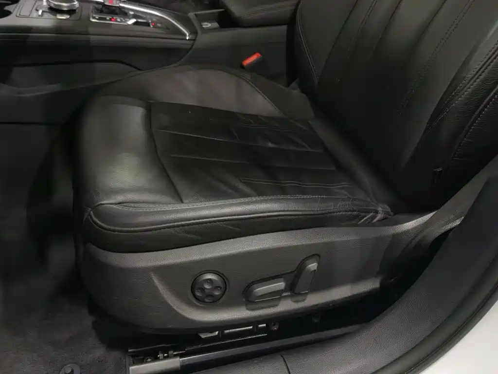 Фото 20 - Audi A4L