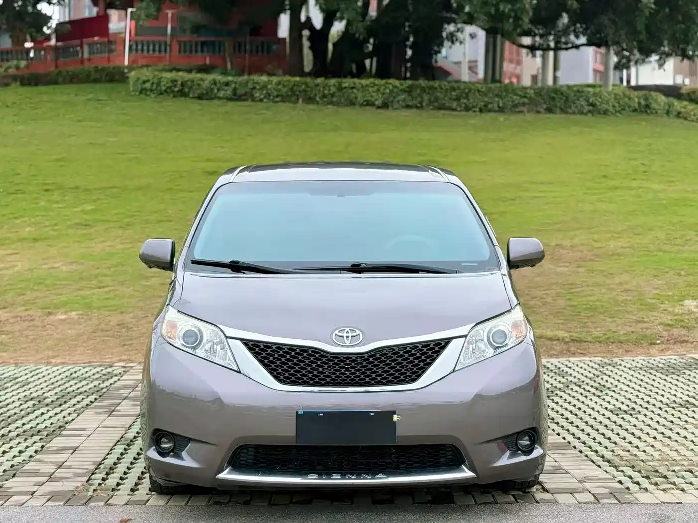 Toyota Sienna 2011 3.5L 2WD Automatic фото 2