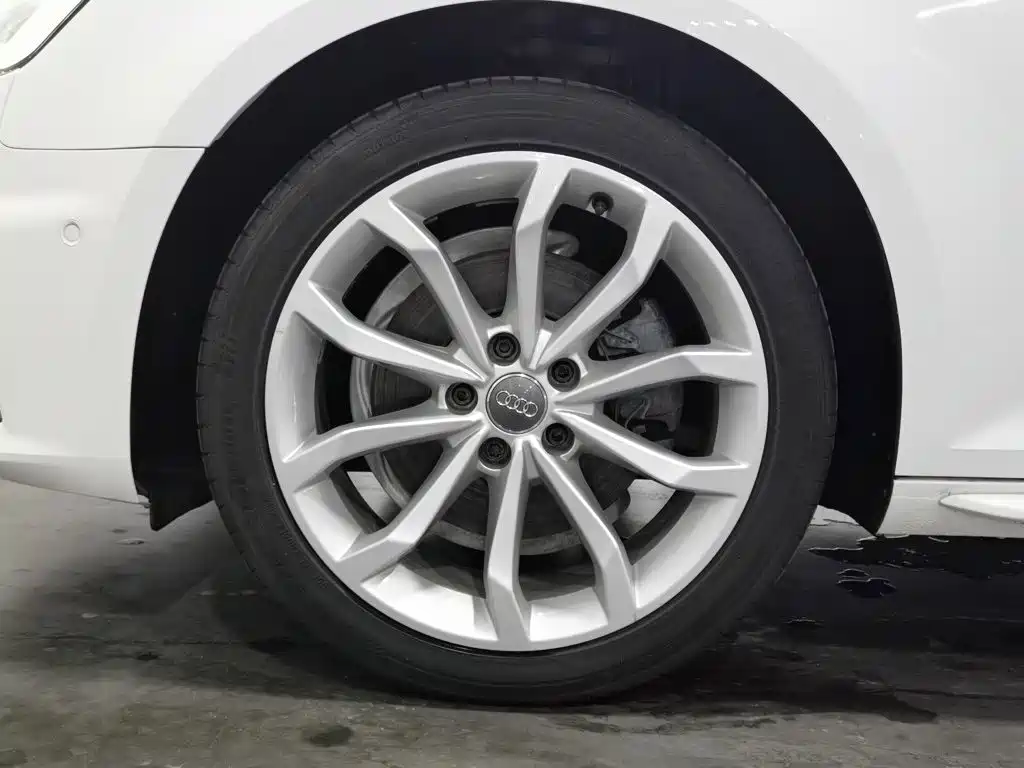 Фото 17 - Audi A4L