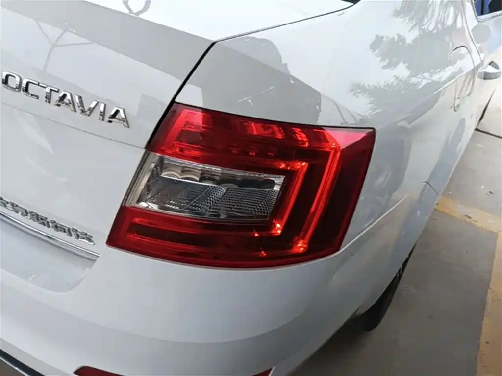 Škoda Octavia 2017 1.6L Automatic Smart Edition фото 8