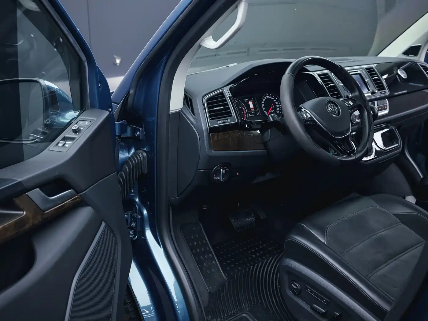Volkswagen Multivan 2019 2.0TSI 4WD Premium 7-seater фото 8