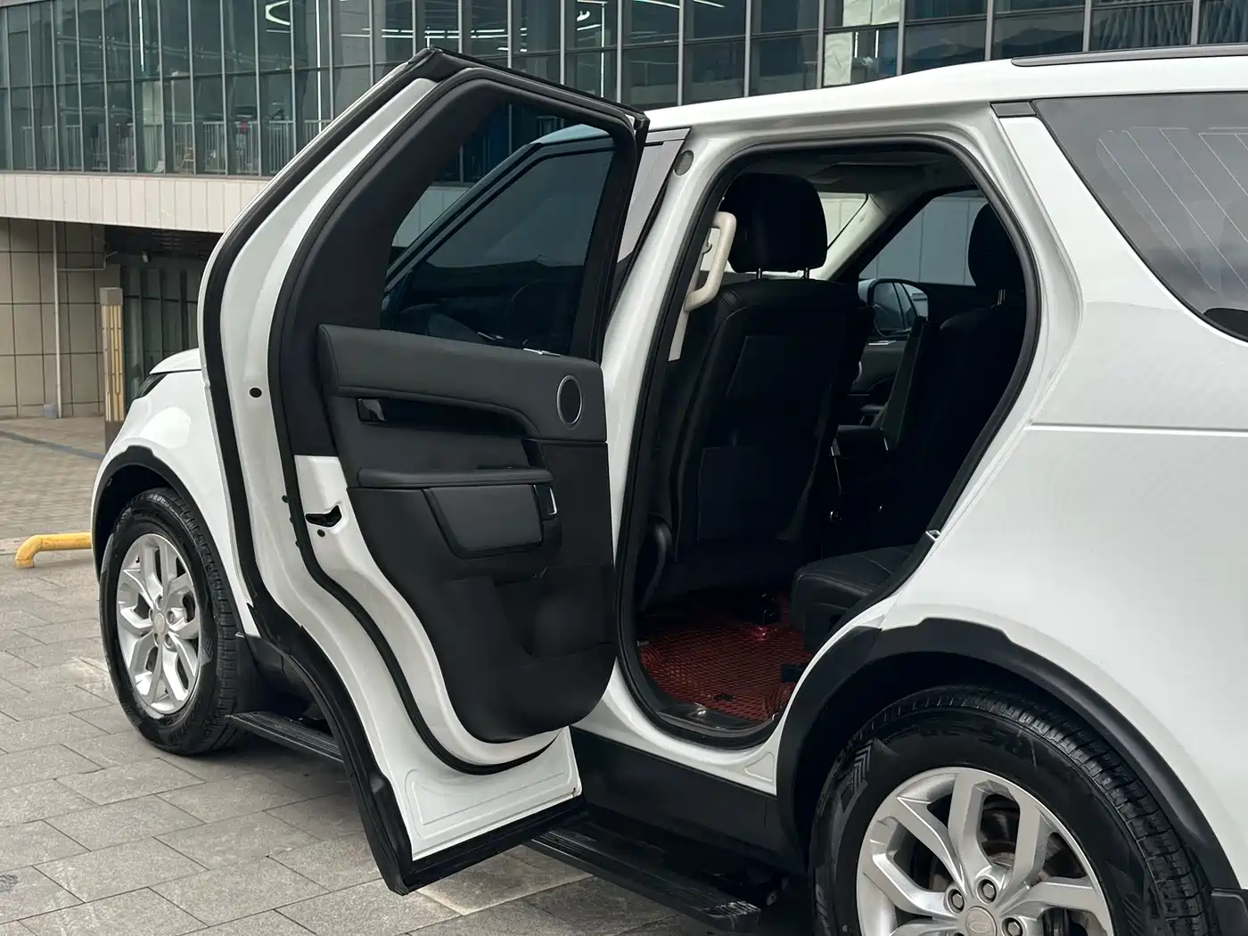 Land Rover Discovery 2017 3.0 SC V6 SE фото 6