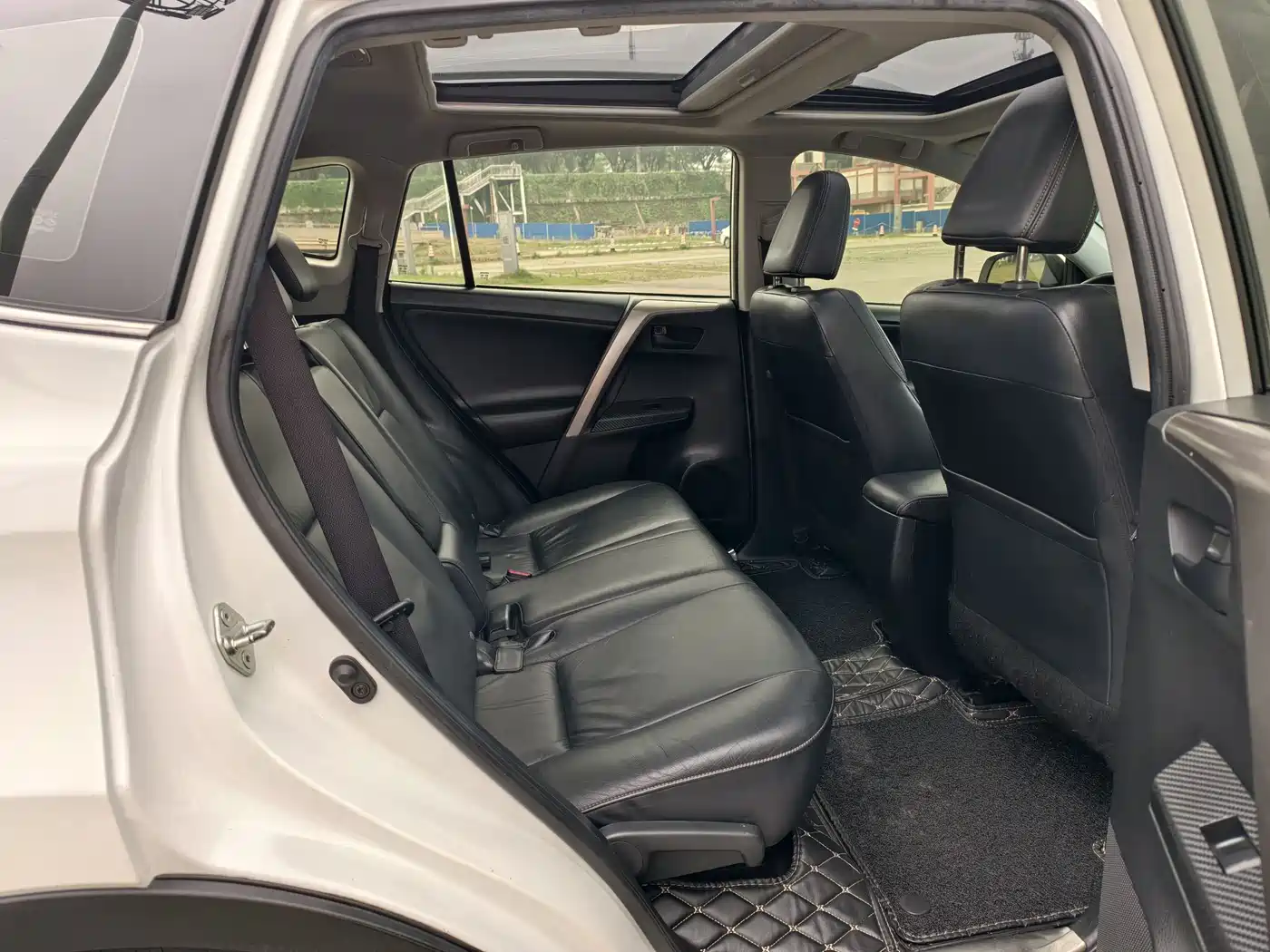Toyota RAV4 Rongfang 2015 2.5L Automatic 4WD Elite Edition фото 13