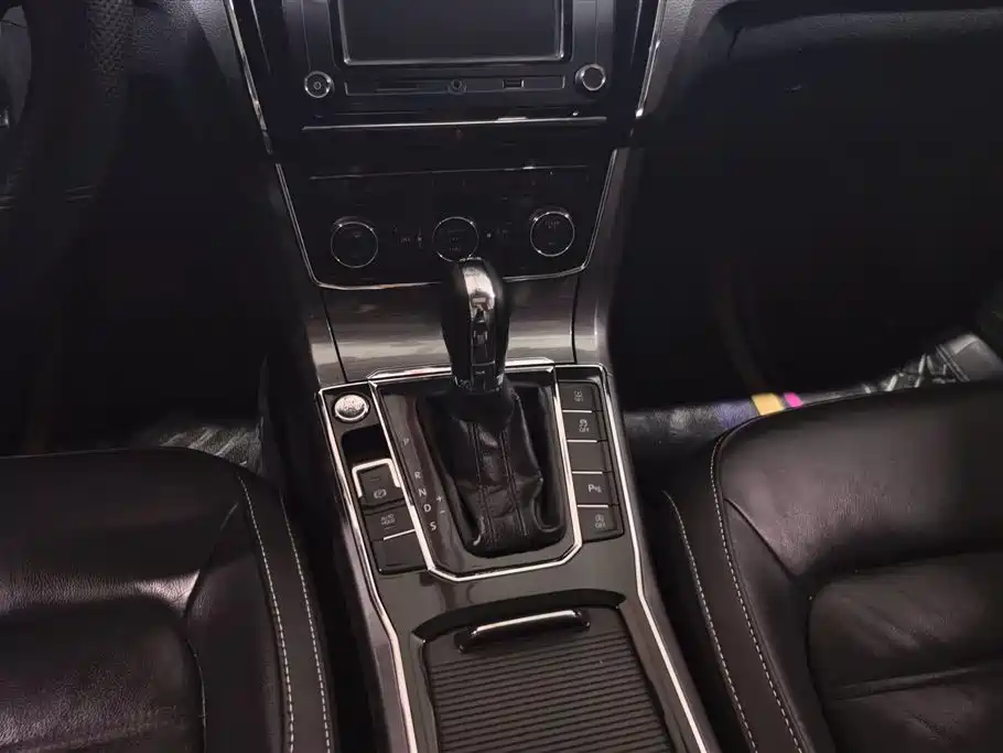 Volkswagen Passat 2016 330TSI DSG Executive Edition фото 16