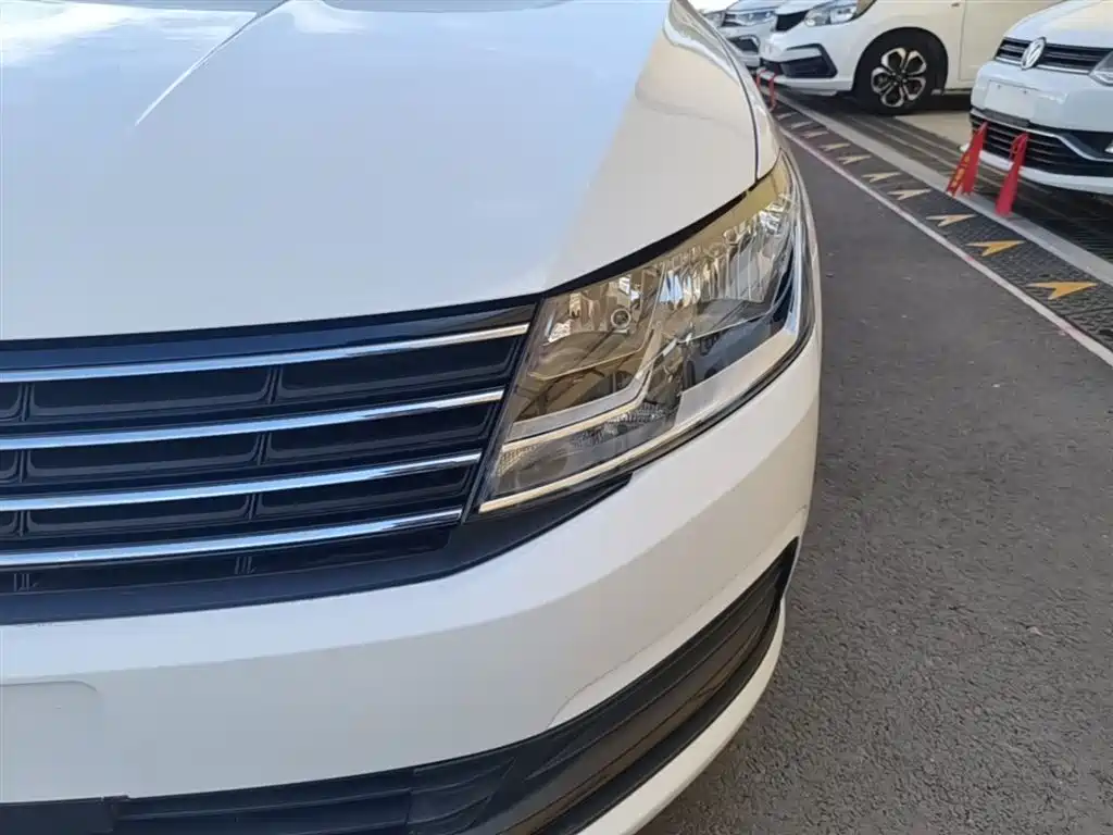 Volkswagen Lavida 2015 1.6L Manual Trend Edition фото 24