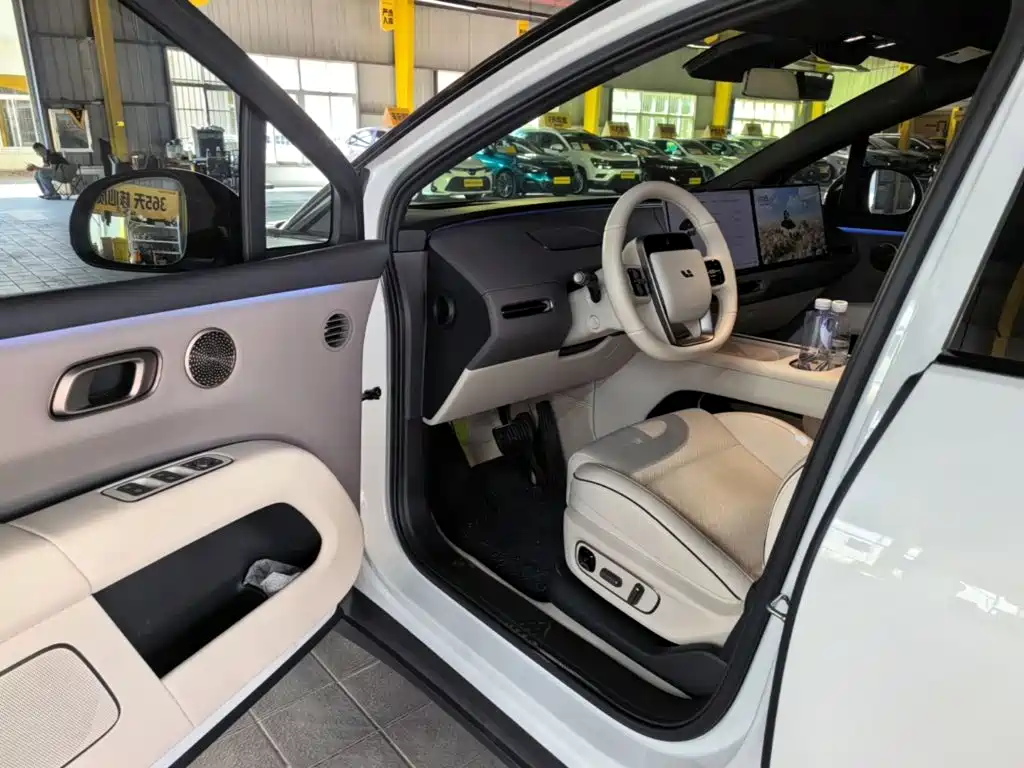 Li Auto i6 2026 2025 4WD Base Model