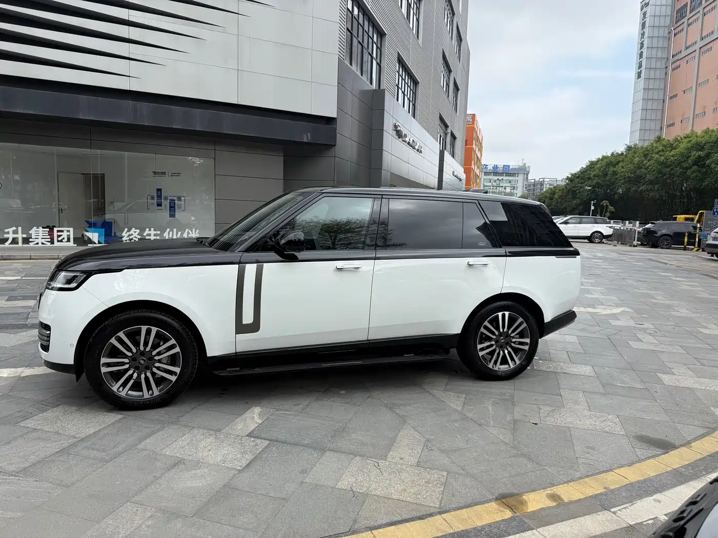 Land Rover Range Rover 2023 Facelift 3.0 L6 400PS Prosperity Extended Version фото 11
