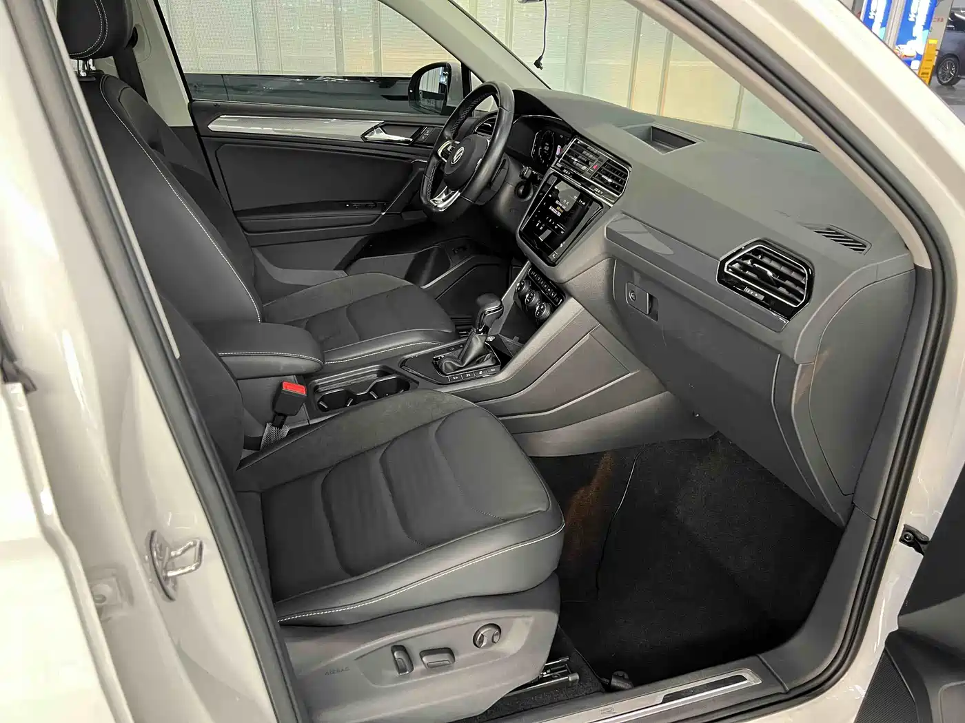 Volkswagen Tiguan L 2021 330TSI Automatic 2WD R-Line Premium фото 19