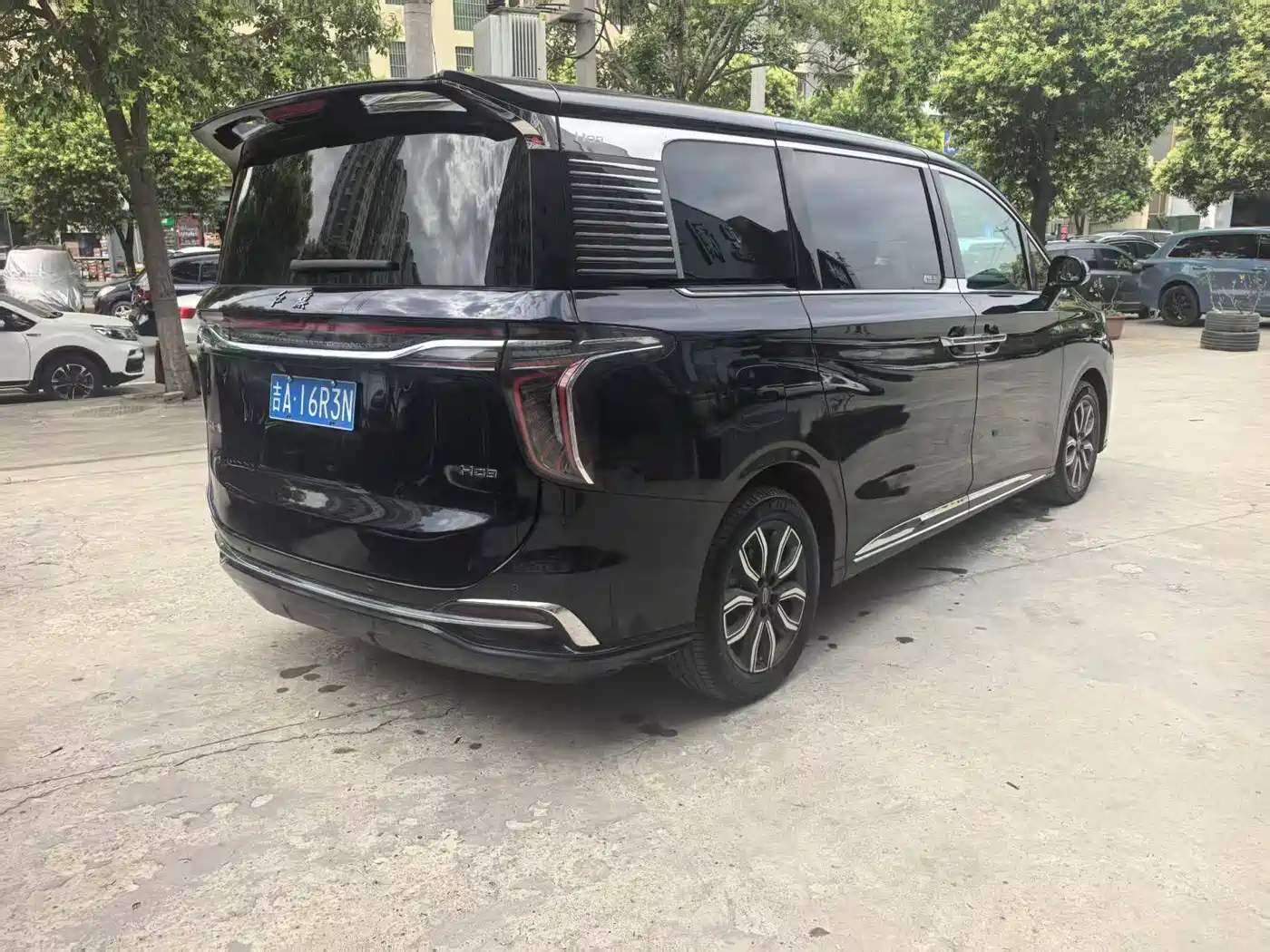 Hongqi HQ9 2023 2.0T Smart Connect Flag Enjoy Edition фото 4