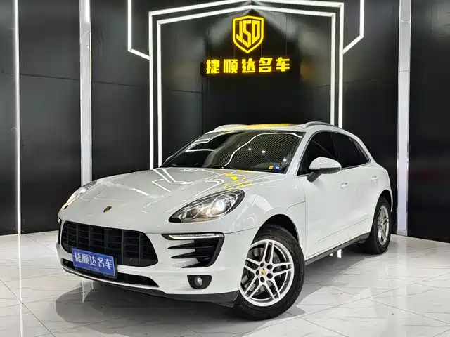 PORSCHE MACAN
