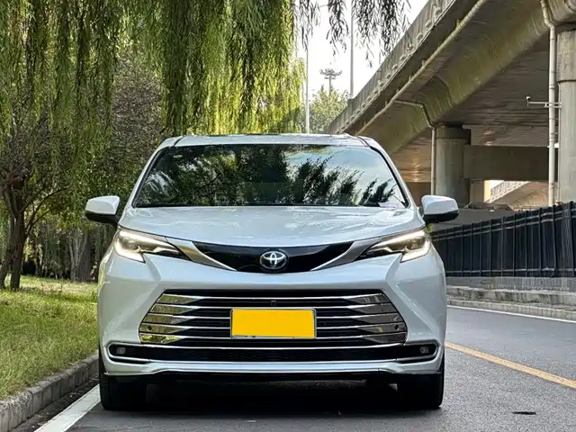 Toyota Sienna 2024 2.5L Hybrid Premium Edition — фото 2