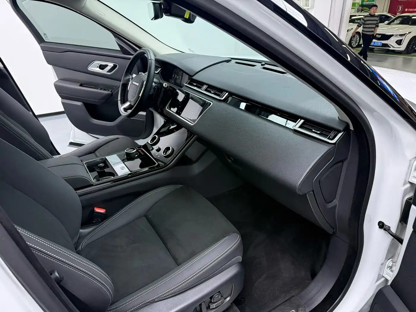 Land Rover Range Rover Velar 2020 P250 фото 9