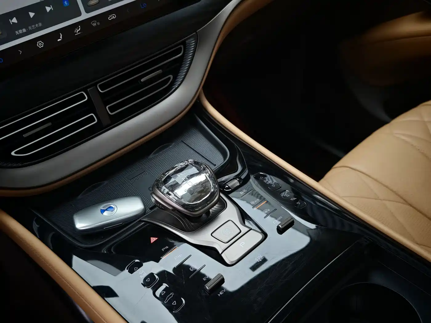 Denza D9 2022 DM-i 970 AWD Flagship фото 23