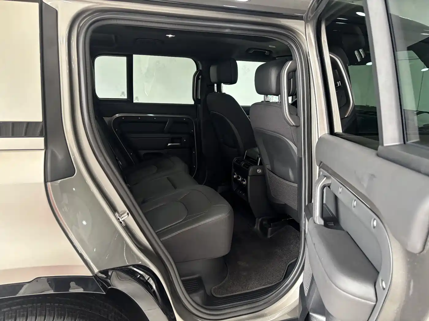 Land Rover Defender 2025 110 3.0T P400 X фото 26