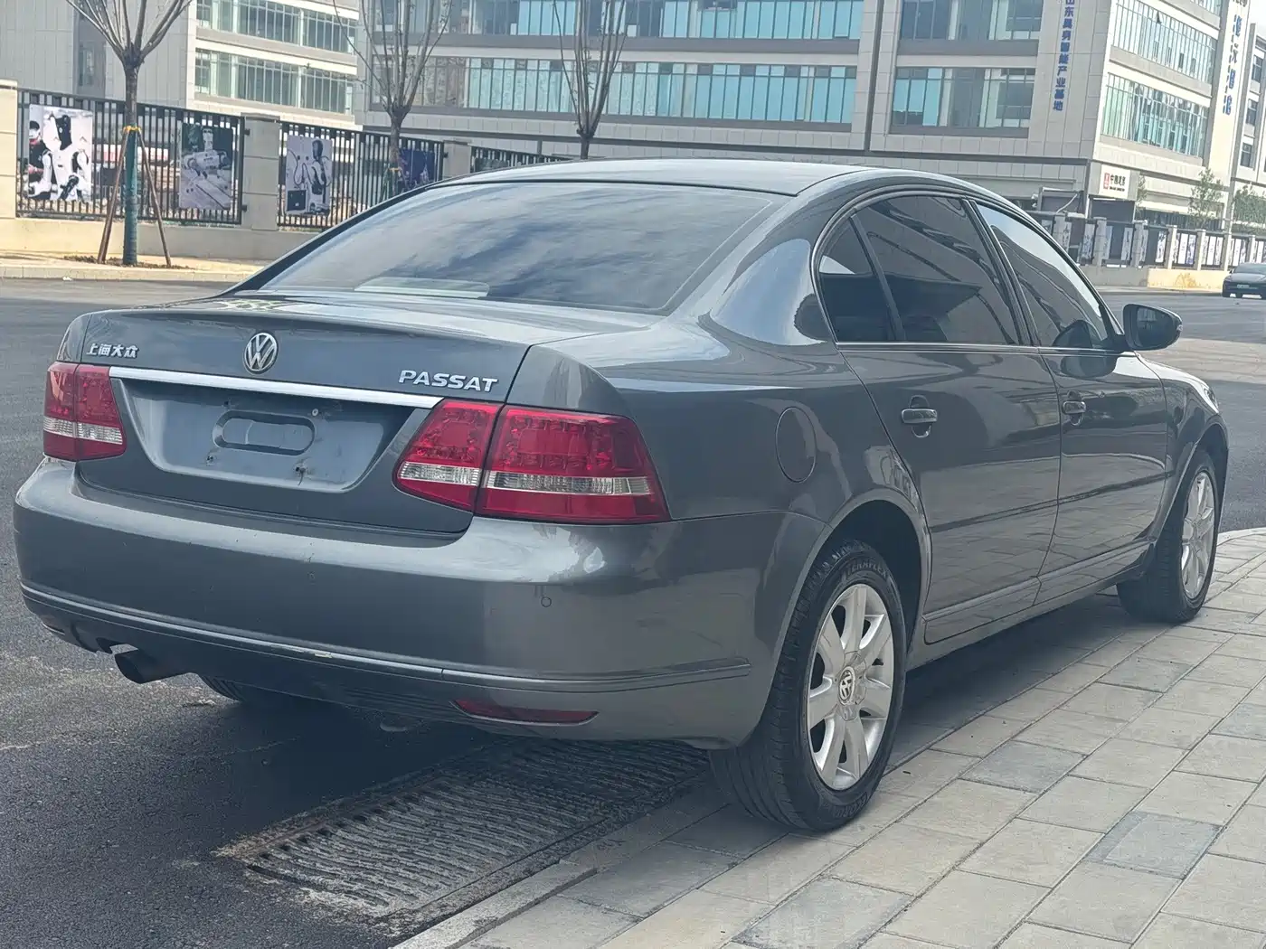 Volkswagen Passat Lingyu 2011 2009 2.0L MFI Automatic Premium