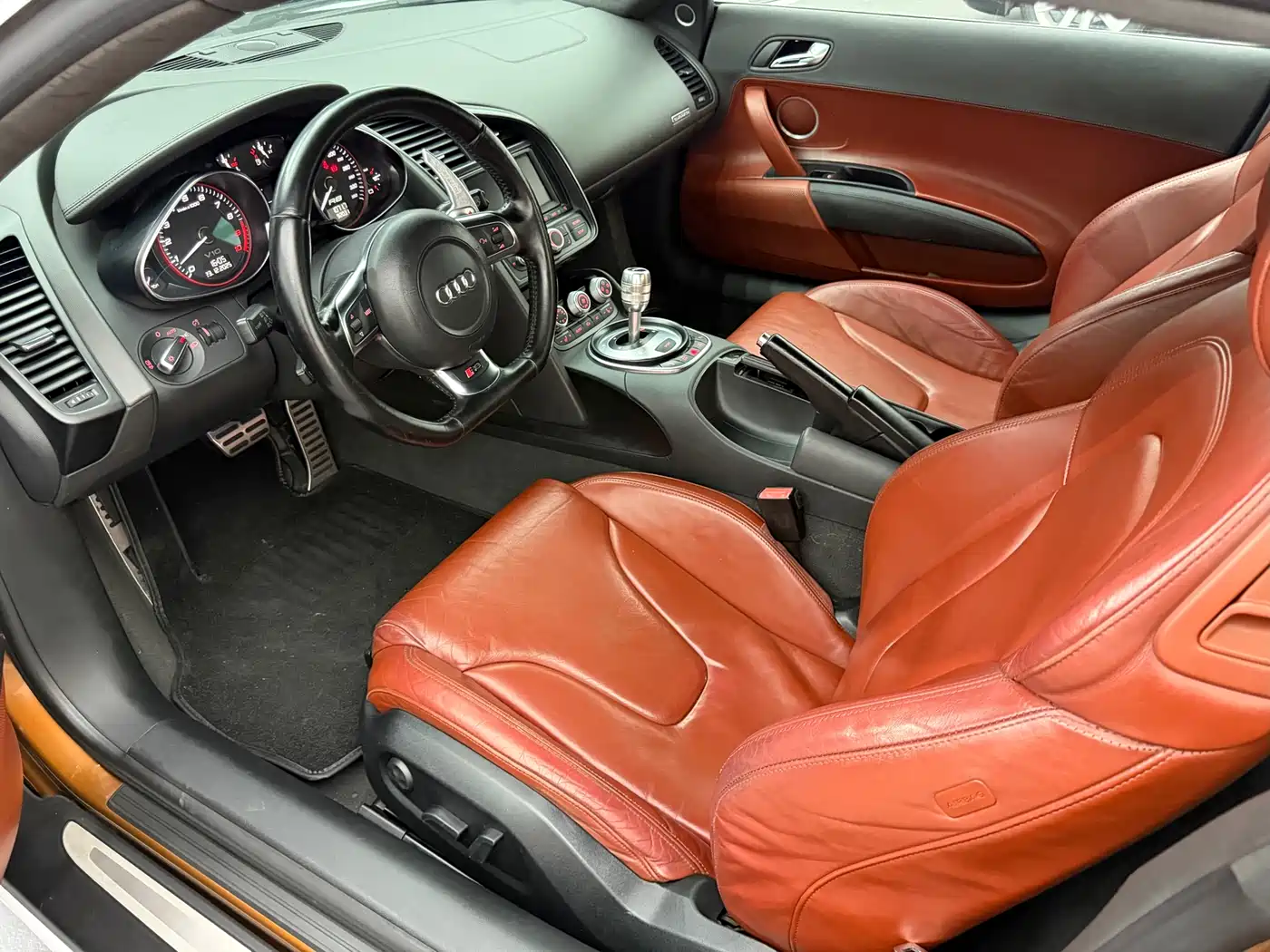 Audi R8 2010 5.2 FSI quattro фото 13
