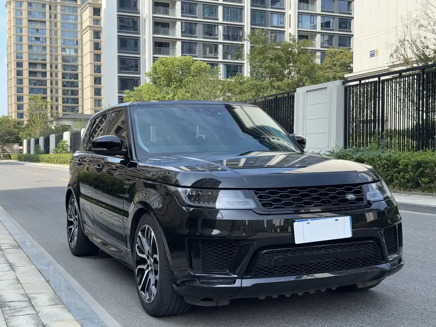 Land Rover Range Rover Sport 2022 3.0 L6 Gloss Black Edition фото 2