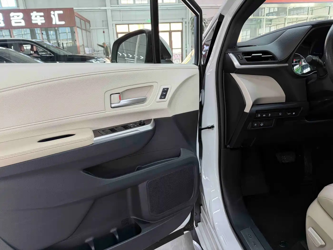 Toyota Granvia 2023 2.5L Hybrid Prestige PLUS Edition фото 9